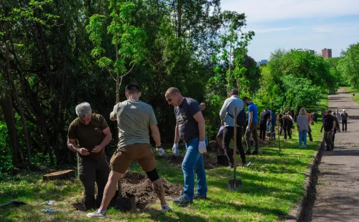 Фото до матеріалу: У Києві відкрили горобинову Алею Героїв 412 бригади Nemesis у ботсаду Гришка