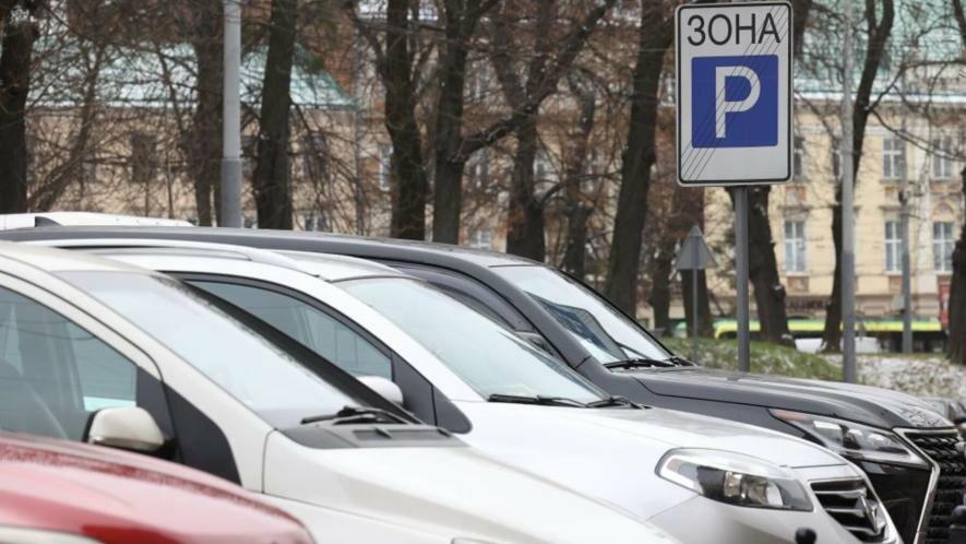 Фото до матеріалу: Новий платний паркінг на Драгоманова: де з'являться місця та як оплатити