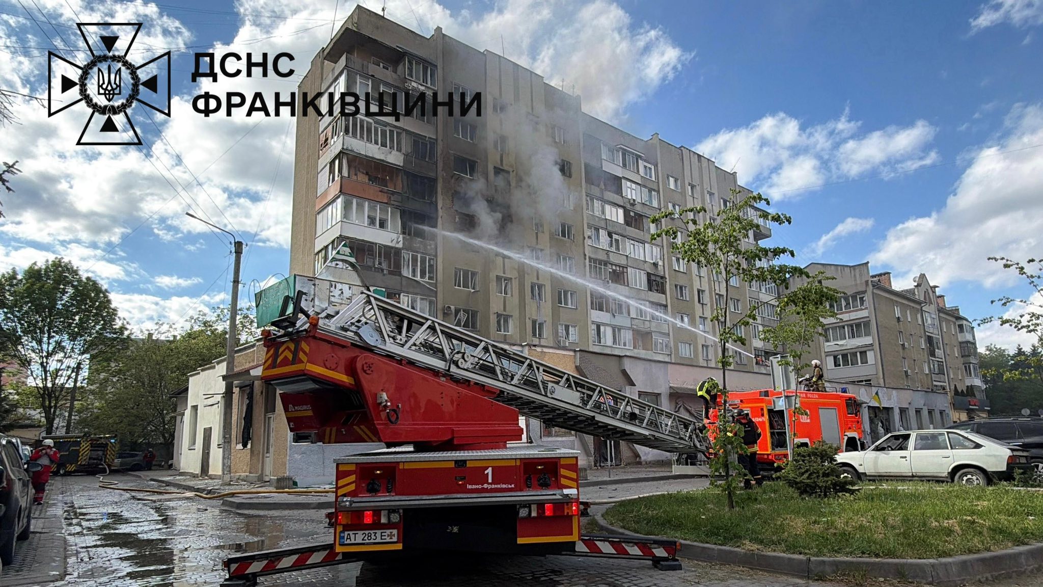 Фото до матеріалу: Російська атака на Івано-Франківщині: пожежа у дев'ятиповерхівці та пошкодження інфраструктури