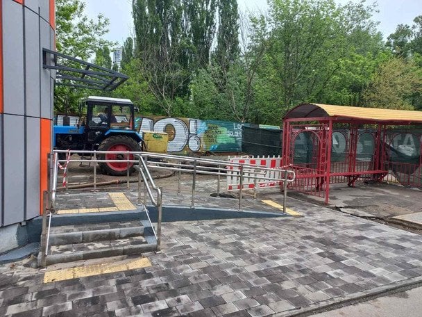 Фото до матеріалу: У Києві прорвало трубопровід біля Індустріального мосту: вулицю Вадима Гетьмана затопило водою