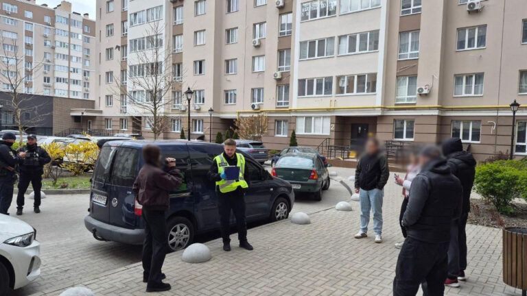 Фото до матеріалу: У Києві затримали водія за стрілянину на вулиці Мрії: жертв немає