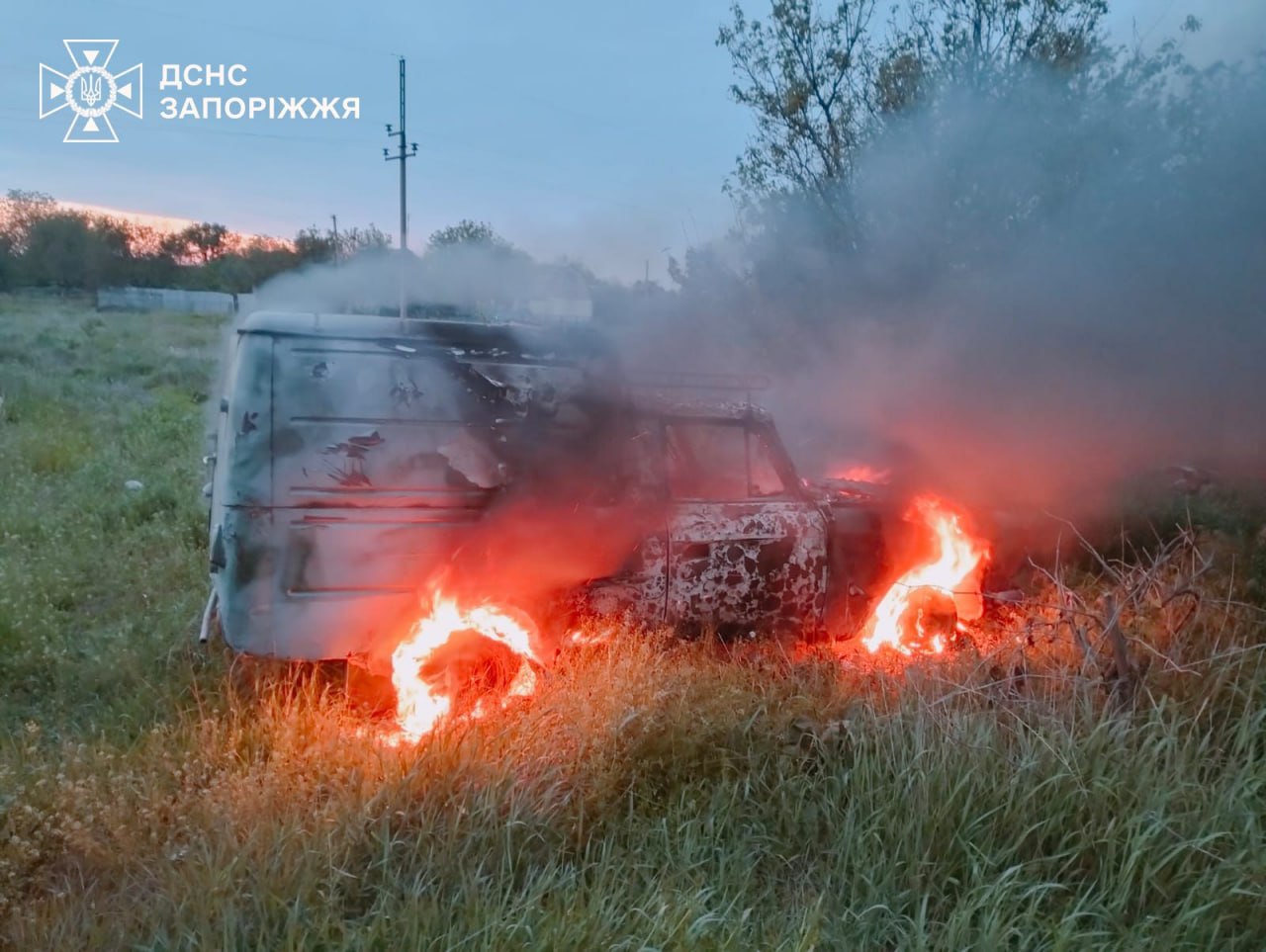 Фото до матеріалу: Внаслідок ворожих обстрілів у передмісті Запоріжжя сталася пожежа