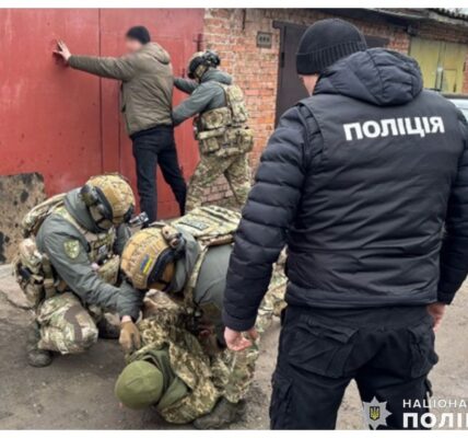 Фото до матеріалу: У Хмельницькому чоловік спеціальним пристроєм відкрив авто і вкрав 10 тисяч