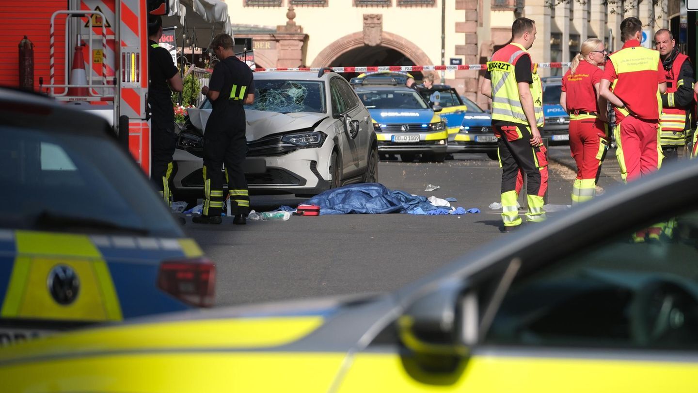 Фото до матеріалу: Трагедія в Лейпцигу: автомобіль влетів у натовп, є загиблі