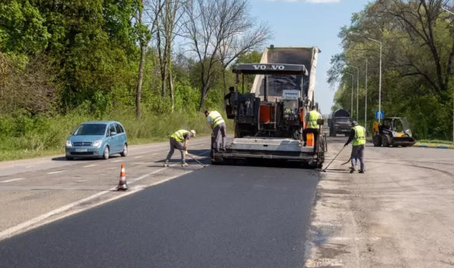 Фото до матеріалу: До 1 червня закінчать поточні ремонти на дорогах України