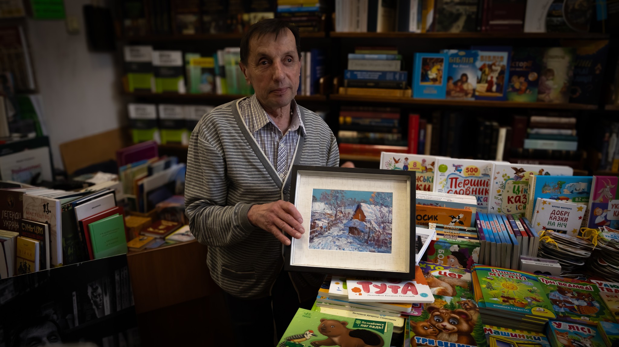 Фото до матеріалу: Пів століття відданості книзі: у Івано-Франківську привітали 75-річного ветерана книгарні «Букініст»