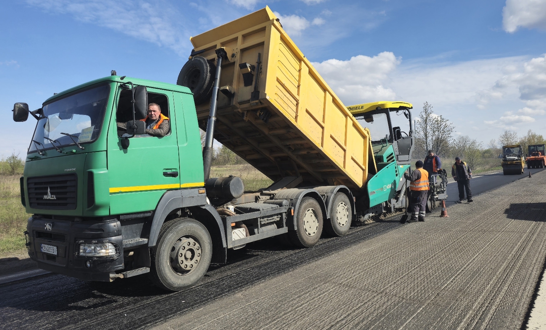 Фото до матеріалу: Ремонт доріг на Чернігівщині: 47 тисяч квадратних метрів асфальту цього тижня