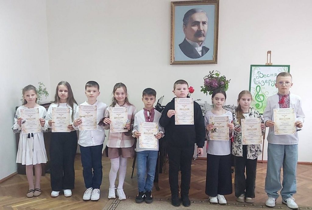 Фото до матеріалу: Діти Маневиччини зібралися на IX конкурс «Весняні візерунки»