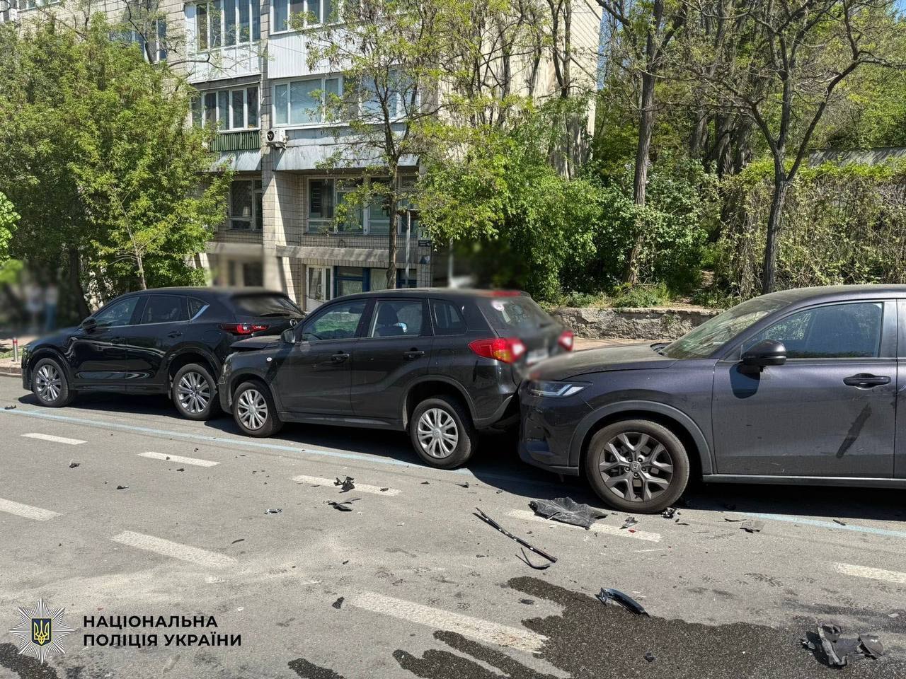 Фото до матеріалу: П'яний водій Maserati влаштував масову ДТП в Києві, тікаючи від поліції: є постраждалий