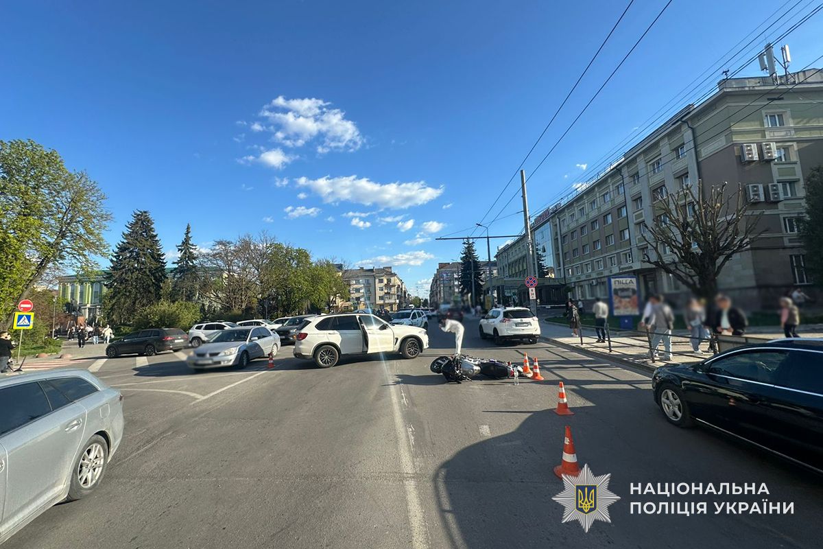 Фото до матеріалу: У Тернополі на вулиці Замковій зіткнулися BMW та мотоцикл