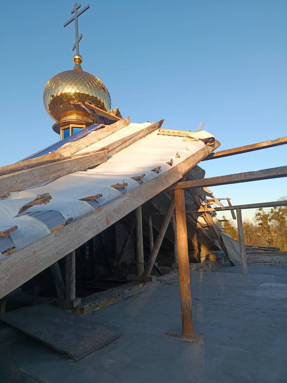 Фото до матеріалу: Ураганний вітер пошкодив дах храму УПЦ МП у Вінниці