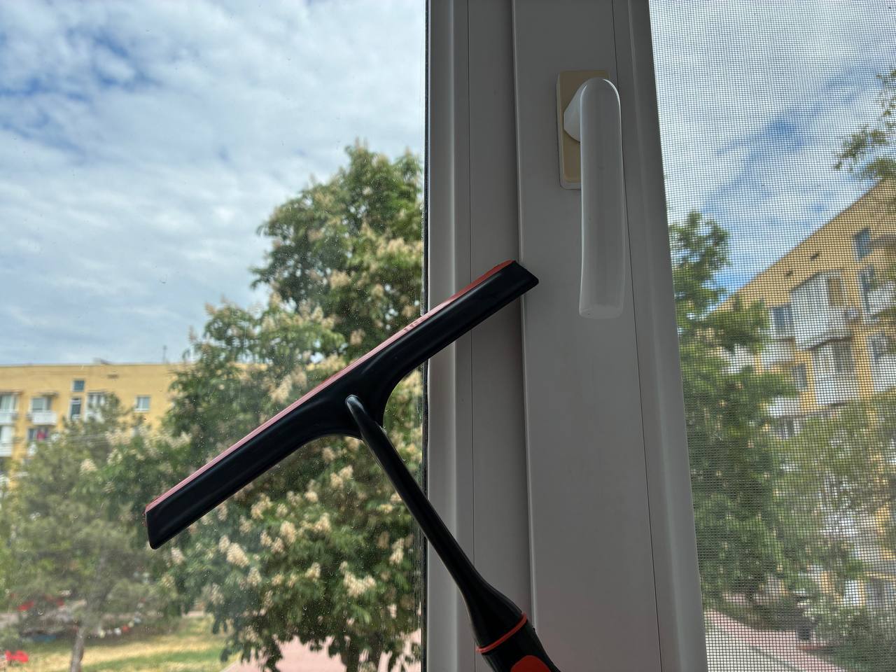 Фото до матеріалу: Чому на вікнах залишаються розводи: 3 головні помилки під час миття