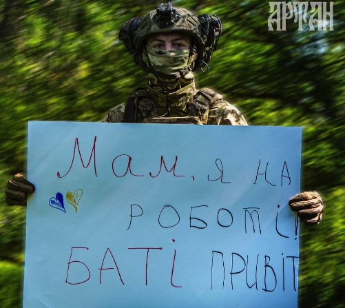 Фото до матеріалу: Військові та поліцейські щемливо привітали своїх матерів зі Днем матері