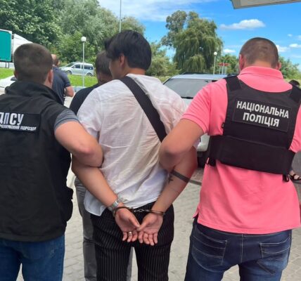 Фото до матеріалу: У Львові чоловік напав на перехожого, щоб вкрасти золотий ланцюжок із хрестиком