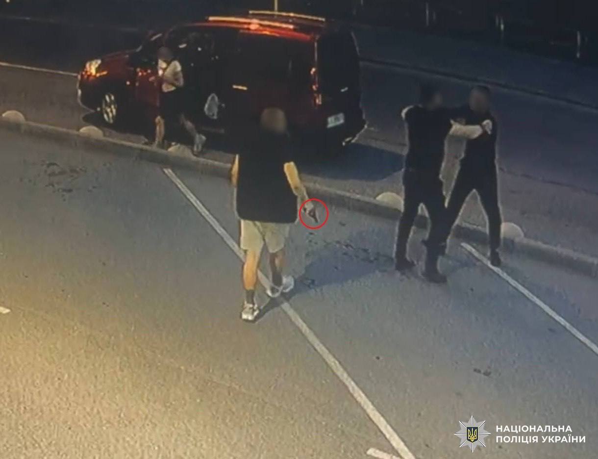 Фото до матеріалу: У Києві на Оболоні конфлікт між чоловіками закінчився стріляниною. Подробиці, фото та відео