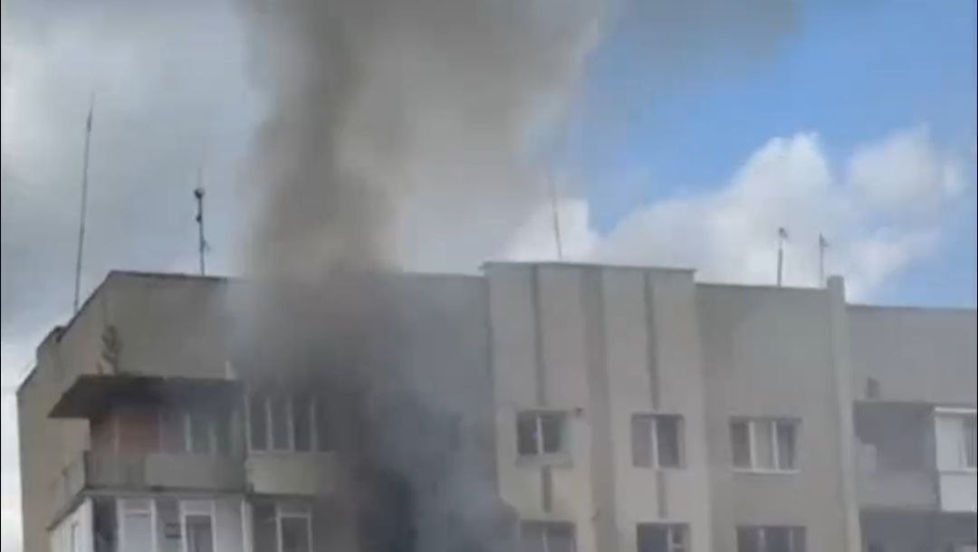 Фото до матеріалу: У Франківську влучали в будинок: троє постраждалих у лікарні