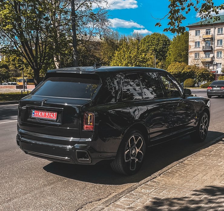 Фото до матеріалу: У Рівному з'явився розкішний Rolls-Royce Cullinan Black Badge за $700 000