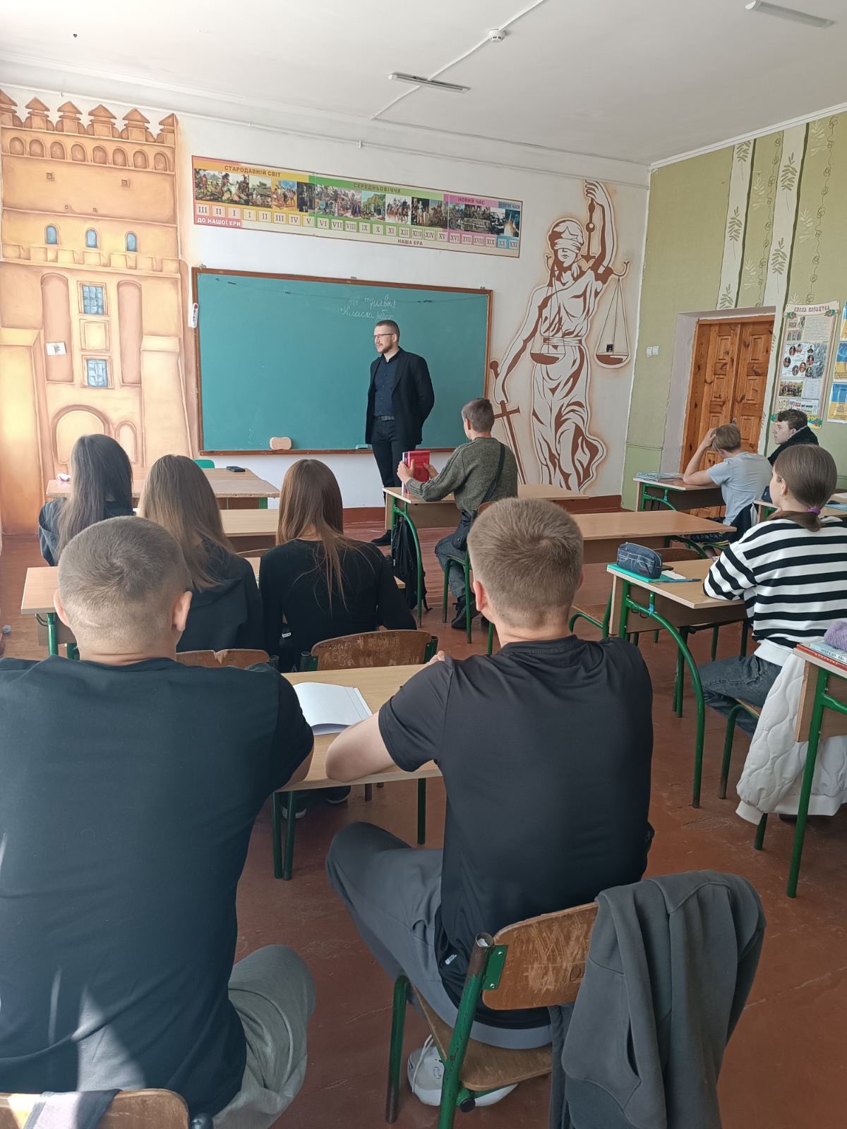 Фото до матеріалу: Адвокат Роман Олексюк провів правову лекцію в Забродівському ліцеї