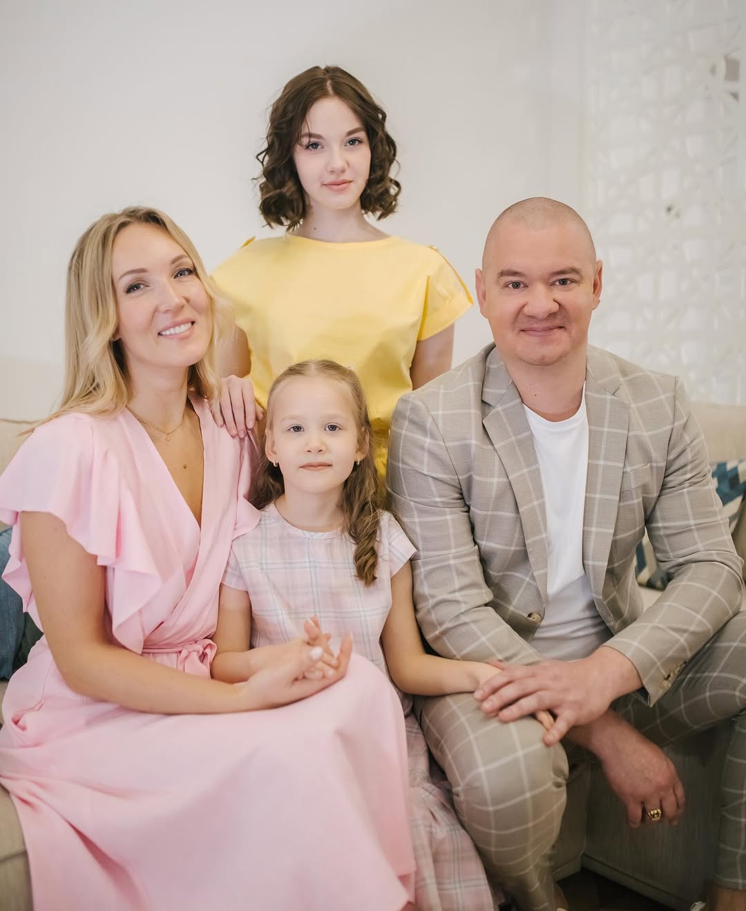 Фото до матеріалу: Доводиться все самій: Євген Кошовий про життя доньки за кордоном