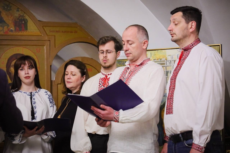 Фото до матеріалу: У Володимирі відкрили виставку Володимира Козюка «Мадонни українських міст»