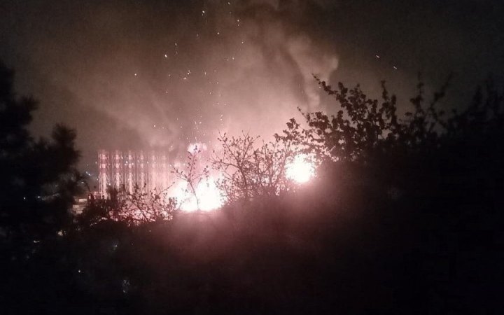 Фото до матеріалу: Нові атаки дронів на Туапсе: пожежі та зупинка авіації в регіоні