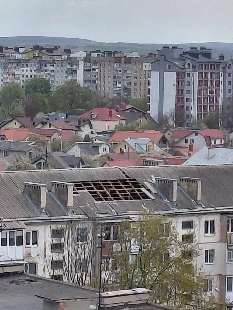 Фото до матеріалу: Сильний вітер у Івано-Франківську повалив 34 дерева та пошкодив дахи: що роблять рятувальники