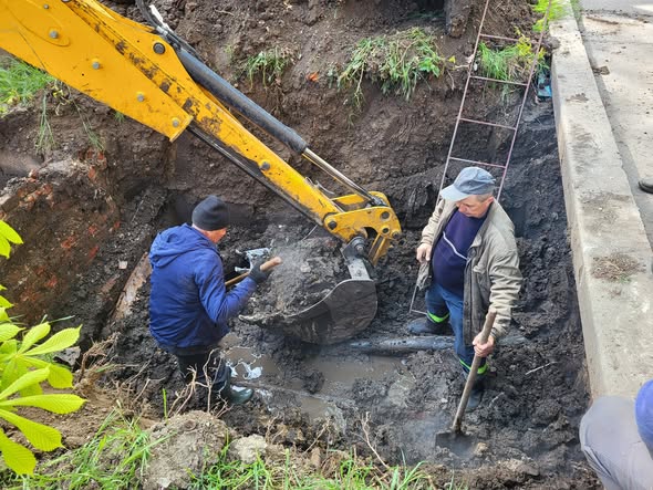Фото до матеріалу: У Бурштині ліквідують пориви на старих мережах: комунальники працюють у посиленому режимі