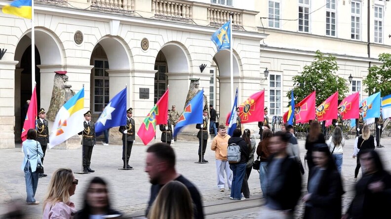 Фото до матеріалу: У Львові відзначили 770 років: ветеран Микола Шот підняв прапор міста на площі Ринок