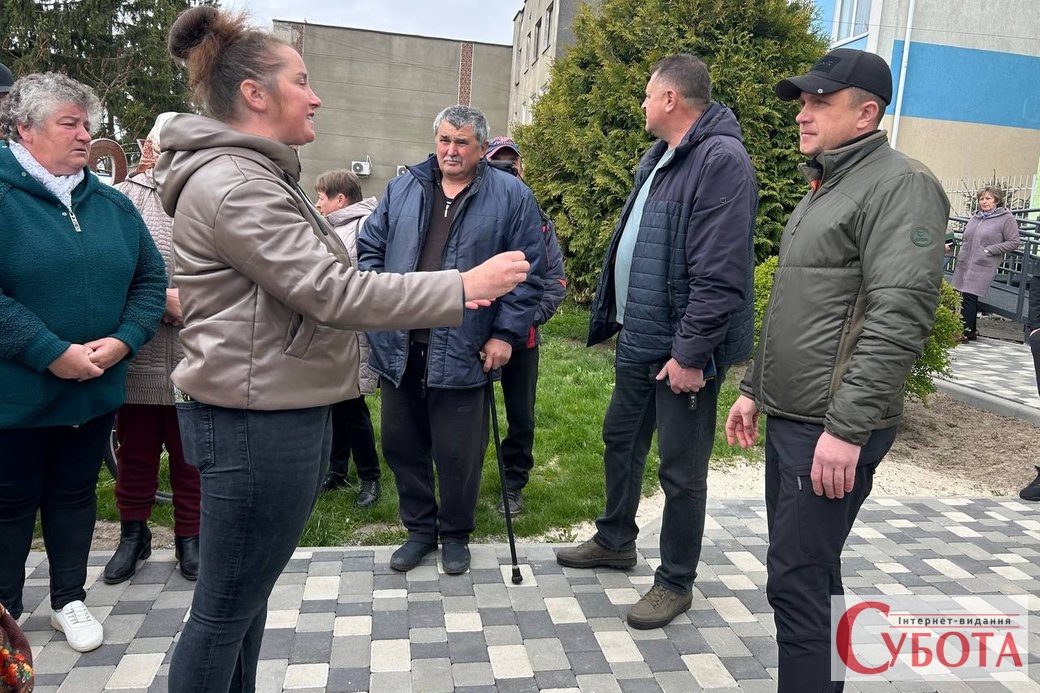 Фото до матеріалу: У Хорошеві селяни зупинили фури з краденим лісом, але поліція відпускає їх: поліцейський пояснив причину