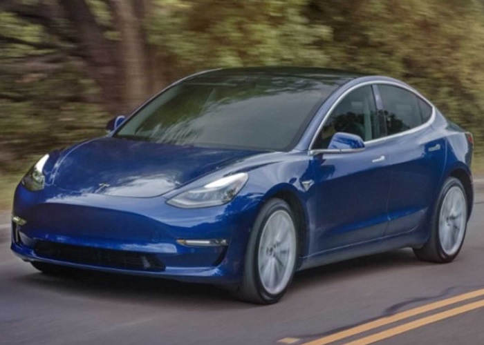 Фото до матеріалу: Tesla відкликає 220 тисяч авто через критичну затримку камери заднього виду