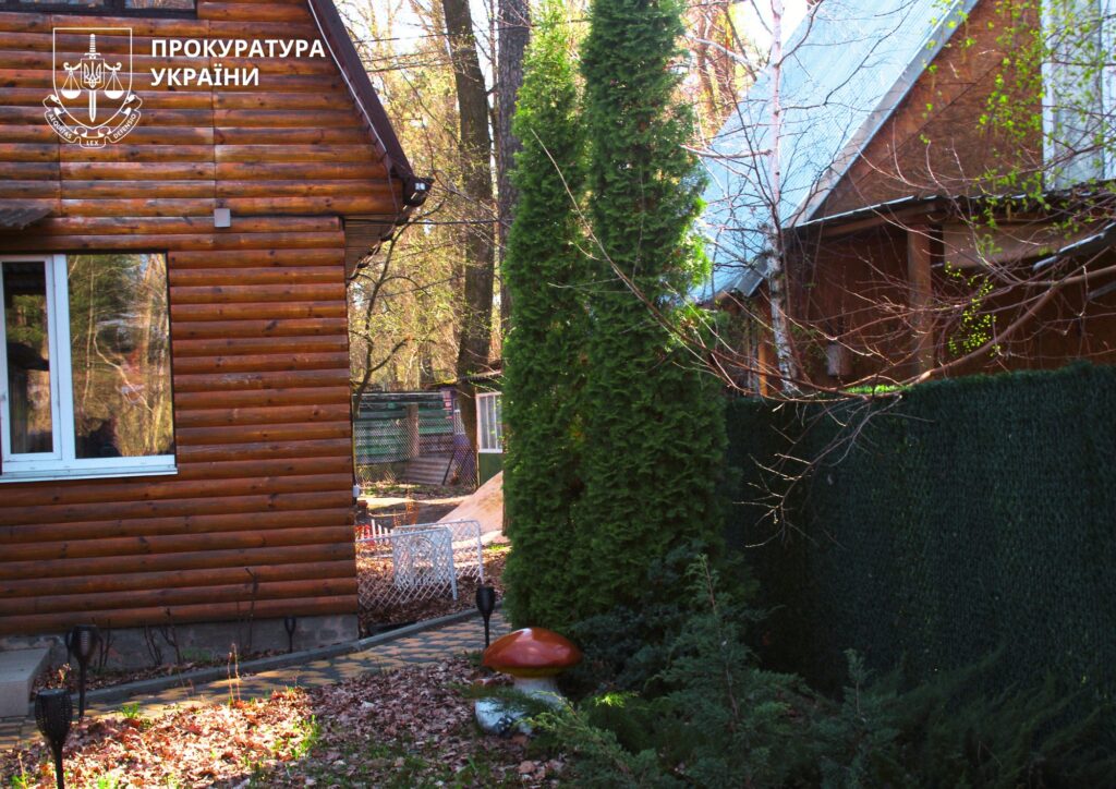 Фото до матеріалу: Прокуратура Черкас вимагає знести незаконні котеджі на базі «Вчителів» у Свидівку