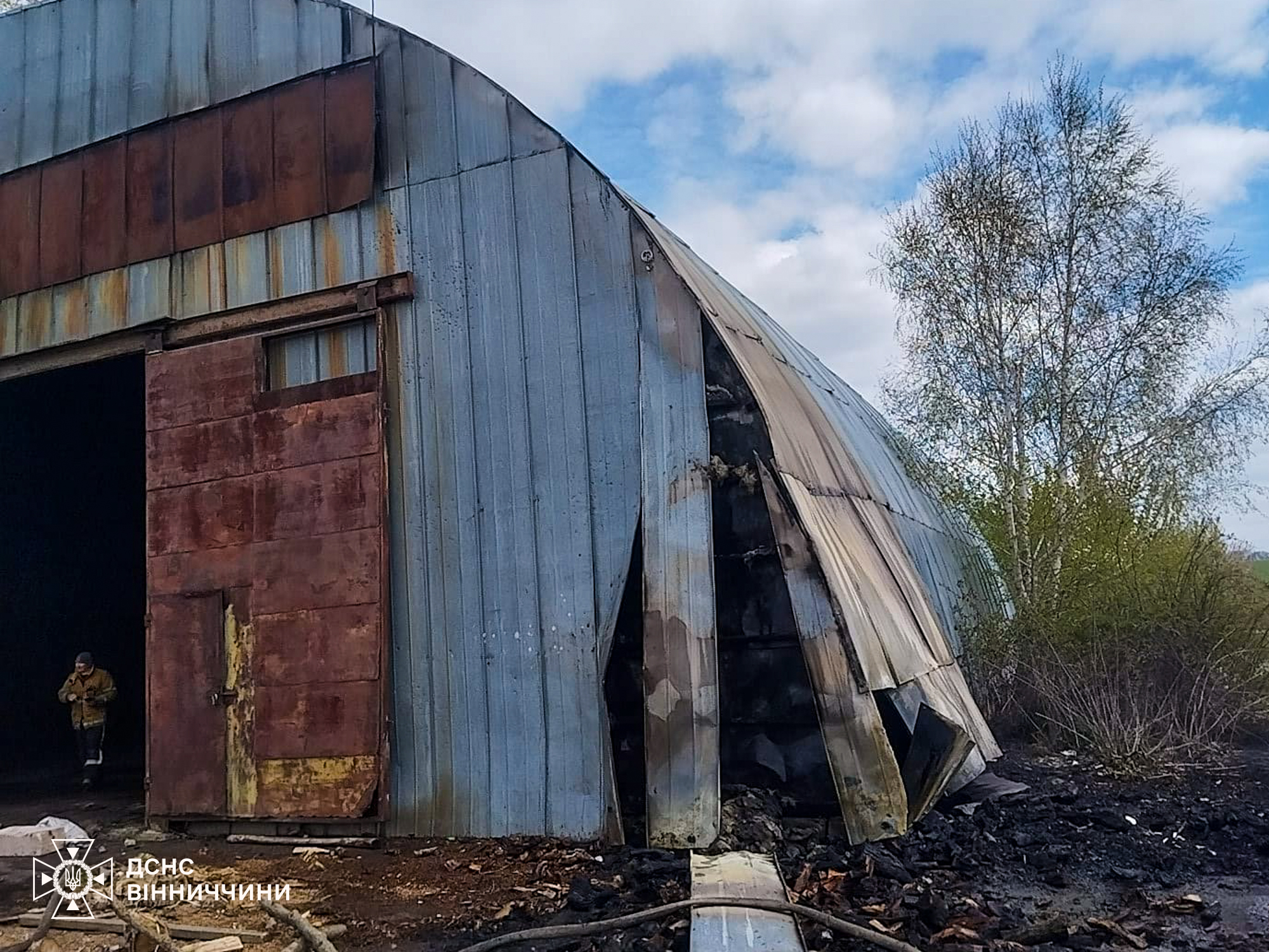 Фото до матеріалу: Необережність під час куріння призвела до пожежі в ангарі на Вінниччині