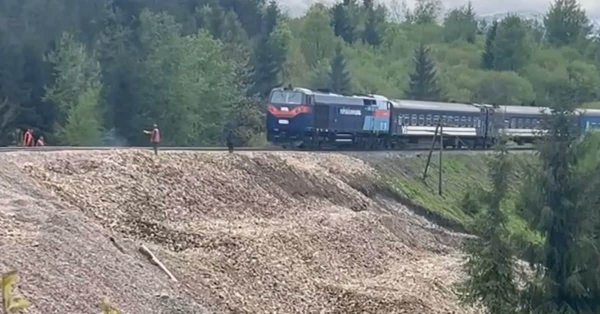 Фото до матеріалу: Затримки на залізниці: поїзди на Франківщині повертаються до повільного ходу