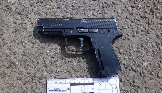 Фото до матеріалу: У Києві поліцейські затримали чоловіка, який напідпитку загрожував зброєю перехожим