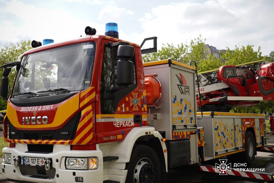 Фото до матеріалу: Пожежа у житловому будинку Черкас: евакуація сімей та порятунок дитини