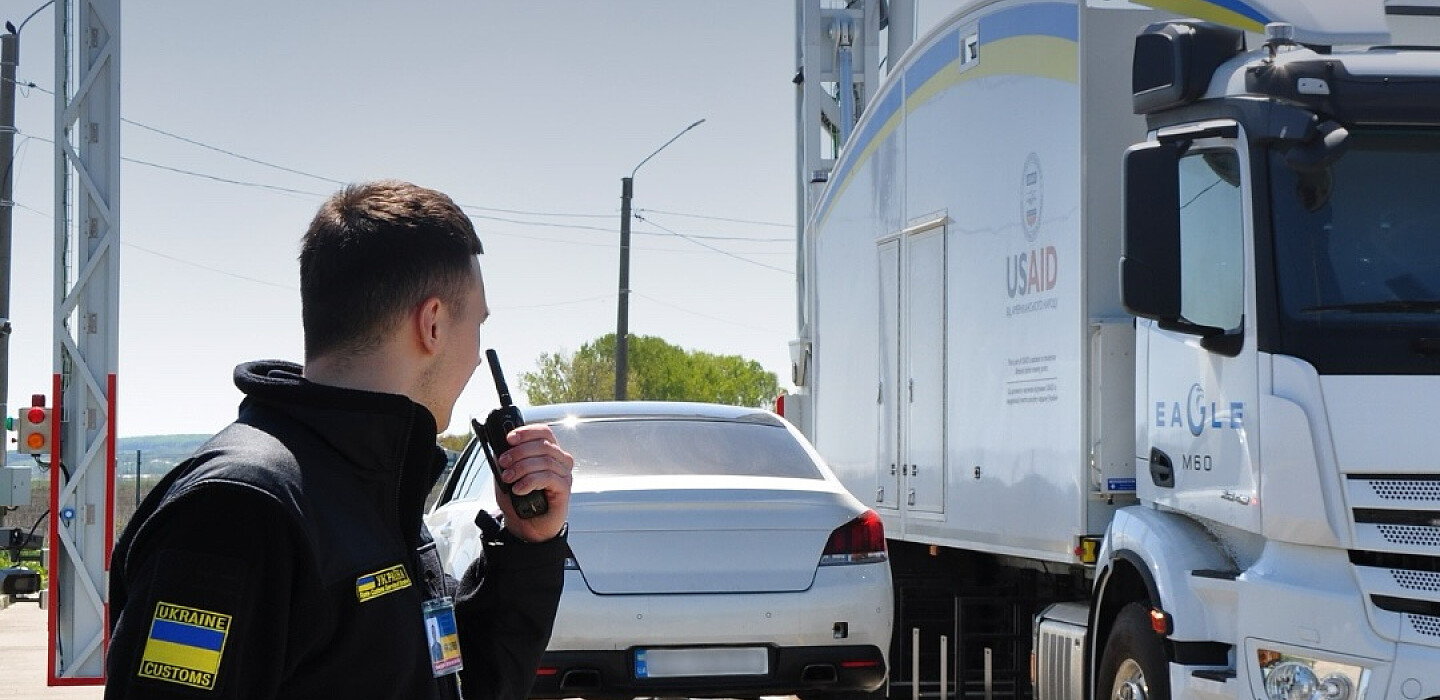 Фото до матеріалу: Зміни у правилах виїзду за кордон для жінок-посадовиць: що дозволено у 2026 році