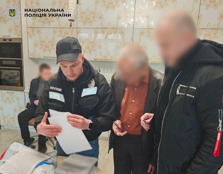 Фото до матеріалу: У Києві чоловіка затримали за шахрайство: він видавав себе за СБУ і виманював у пенсіонерів 3 мільйони