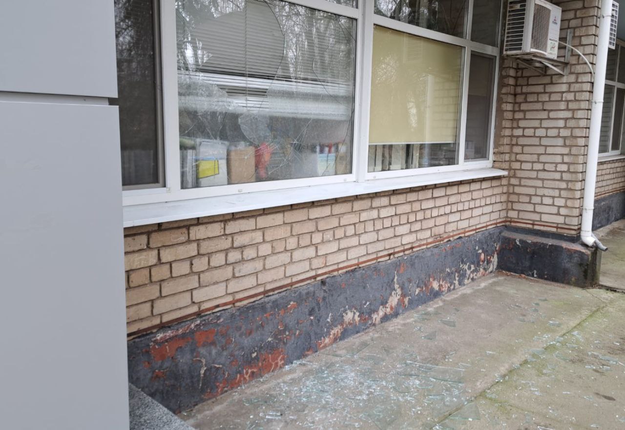 Фото до матеріалу: У Нікополі ворог обстріляв місто: п'ять постраждалих, серед них дитина