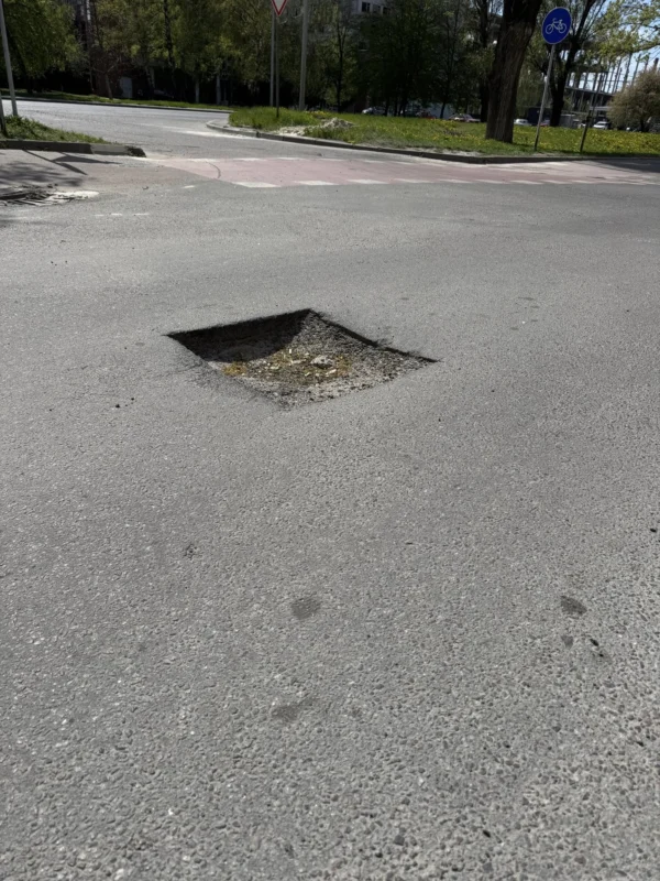 Фото до матеріалу: У Львові у спальному районі утворилась глибока яма