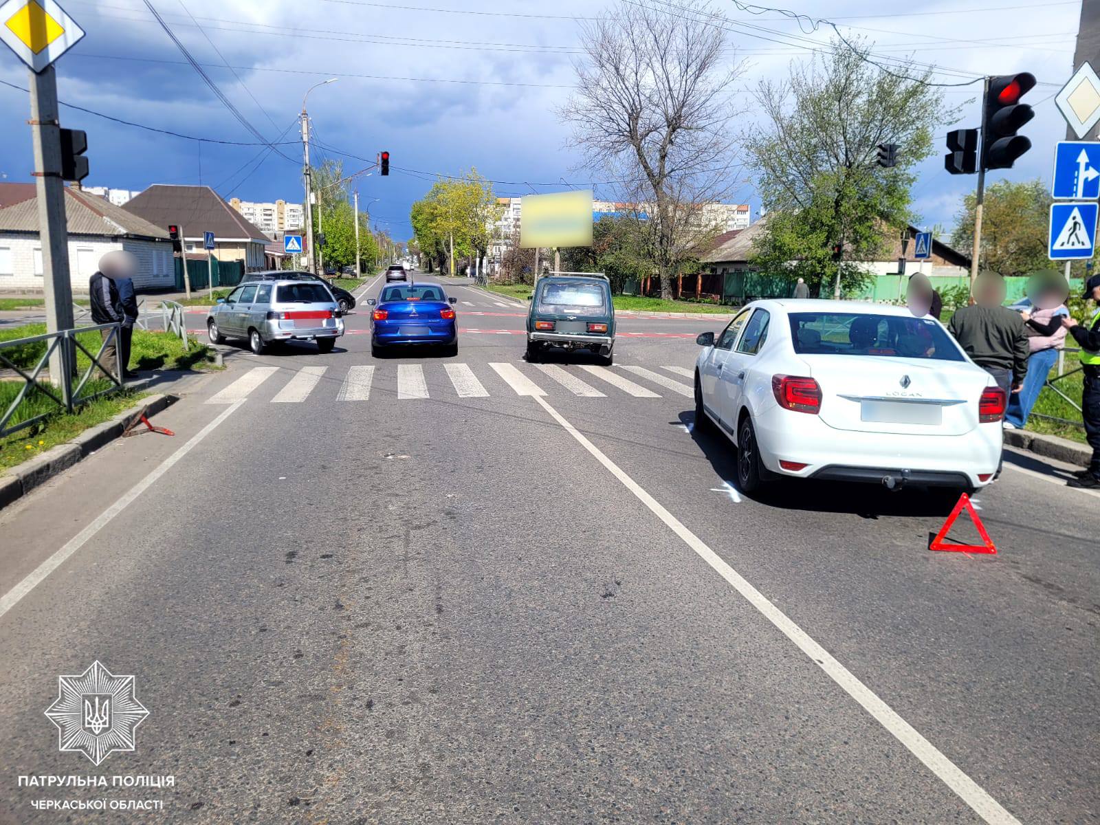 Фото до матеріалу: Три авто зіткнулися на вулиці Благовісній у Черкасах: поліція встановила винуватця