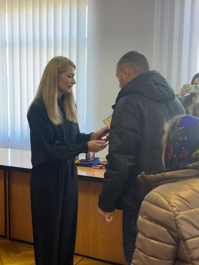 Фото до матеріалу: На Сарненщині рідним загиблих бійців вручили державні нагороди