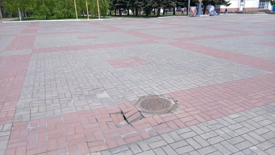 Фото до матеріалу: Небезпека під ногами: на площі Калнишевського в Кам'янському просідає плитка