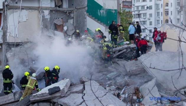 Фото до матеріалу: Київ: Російський удар призвів до загибелі п'яти, серед них дитина, і пораненню 40 людей