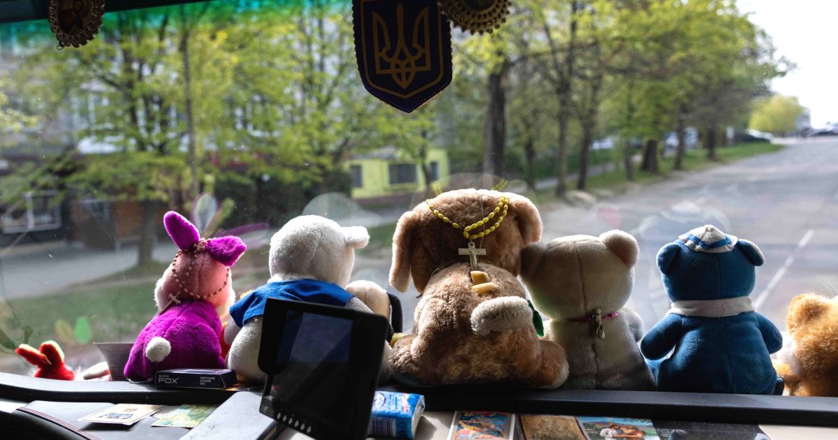 Фото до матеріалу: Водій сміттєвоза з Дрогобича прикрашає машину іграшками: історія віри та людяності