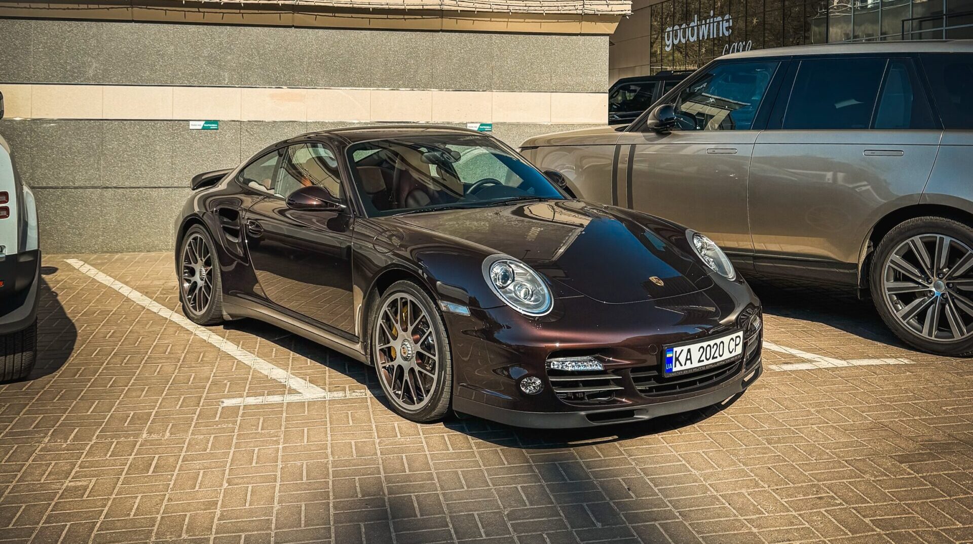 Фото до матеріалу: У Києві з'явився рідкісний Porsche 911 Turbo 997.2: один із 3301 екземплярів