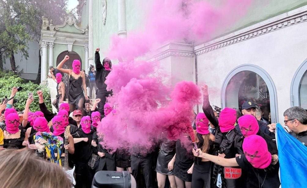 Фото до матеріалу: Протест біля російського павільйону на Венеційській бієнале: активістки Femen і Pussy Riot вимагають припинення участі РФ