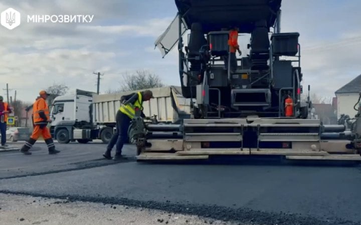 Фото до матеріалу: На ремонт місцевих доріг виділили 3,5 млрд гривень: що відомо про нові кошти