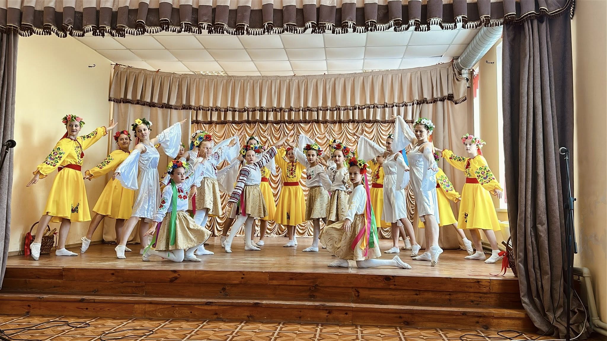 Фото до матеріалу: У Смідині відсвяткували День матері: учні ліцею подарували матерям пісні та слова вдячності