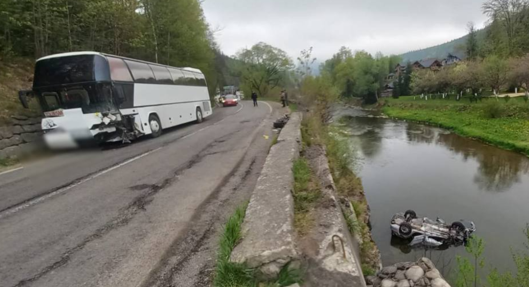 Фото до матеріалу: У Татарові легковий автомобіль врізався в автобус і з'їхав у річку Прут