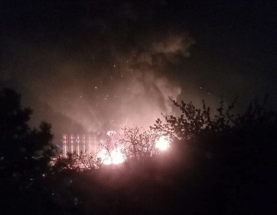 Фото до матеріалу: У Туапсе після атаки БПЛА спалахнула нова масштабна пожежа на НПЗ